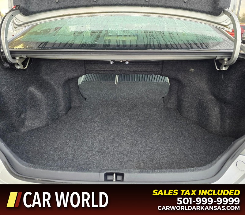 Toyota Camry Vehicle Full-screen Gallery Image 14