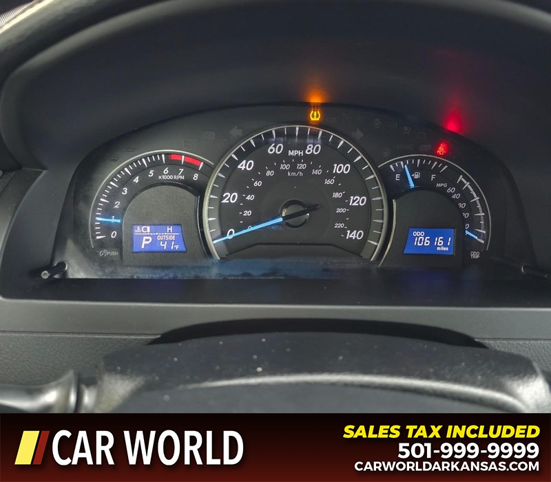 Toyota Camry Vehicle Full-screen Gallery Image 17