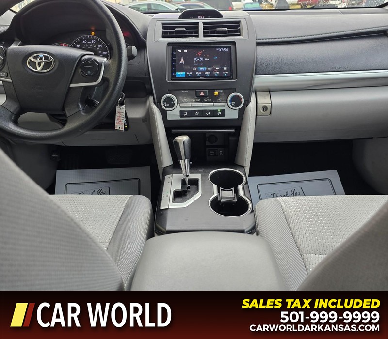Toyota Camry Vehicle Full-screen Gallery Image 18