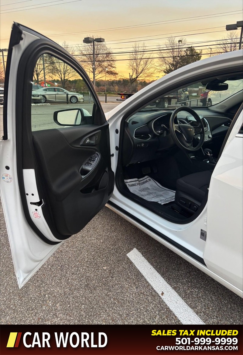 Chevrolet Malibu Vehicle Full-screen Gallery Image 12