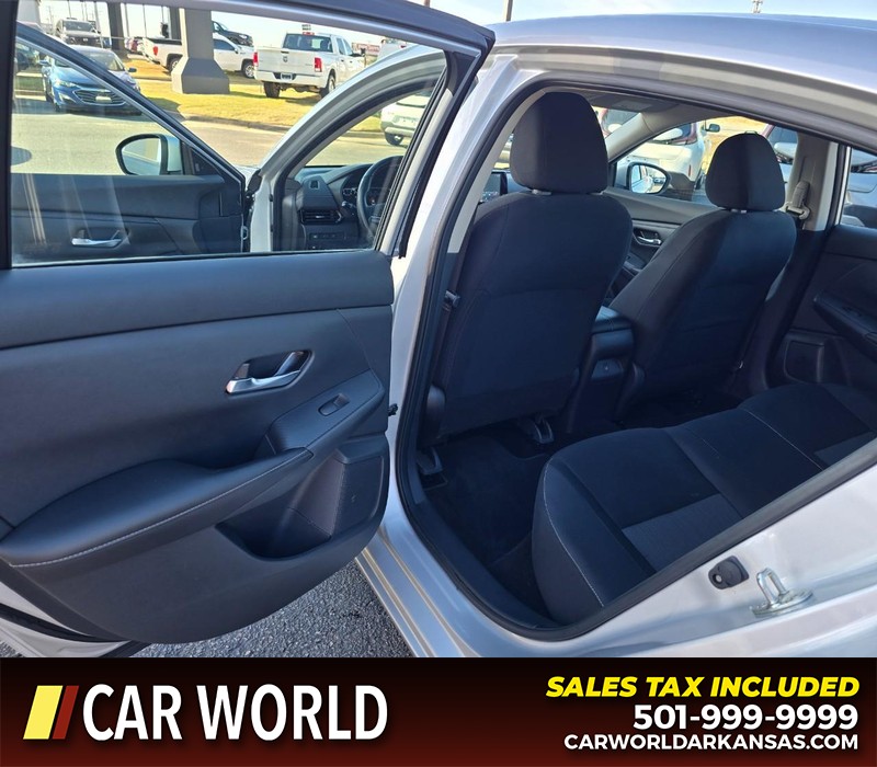 Nissan Sentra Vehicle Full-screen Gallery Image 9