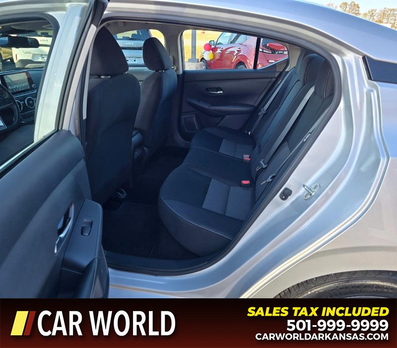 Nissan Sentra Vehicle Full-screen Gallery Image 10