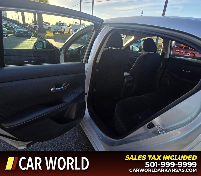 Nissan Sentra Vehicle Full-screen Gallery Image 9