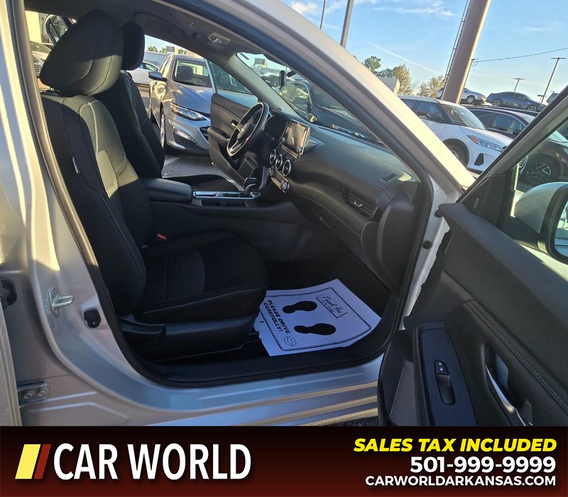 Nissan Sentra Vehicle Full-screen Gallery Image 11