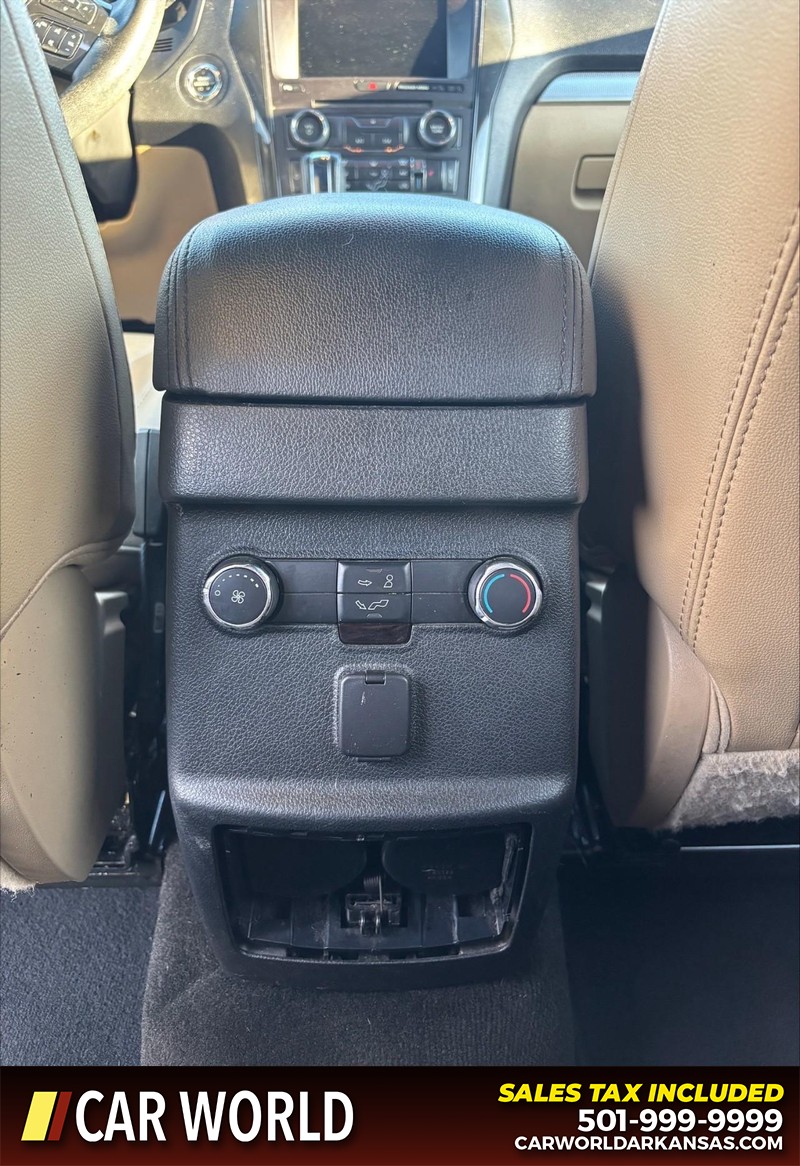 Ford Explorer Vehicle Full-screen Gallery Image 15