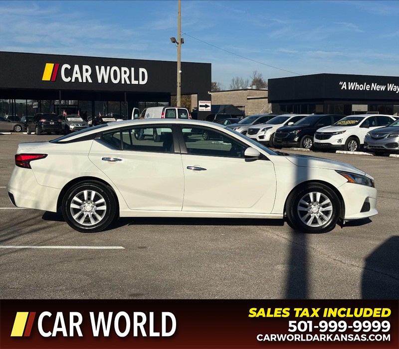 Nissan Altima Vehicle Full-screen Gallery Image 2