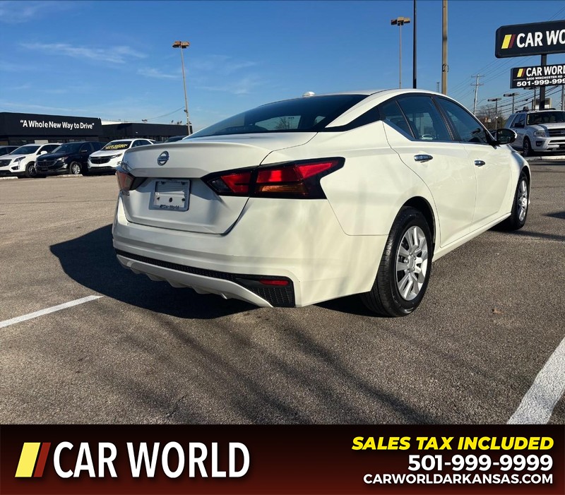 Nissan Altima Vehicle Full-screen Gallery Image 3