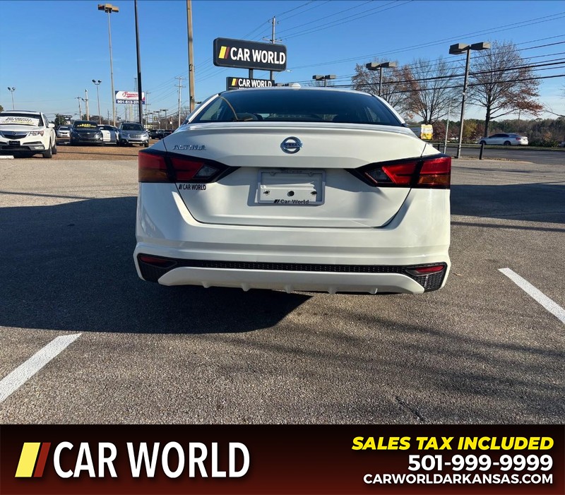 Nissan Altima Vehicle Full-screen Gallery Image 4