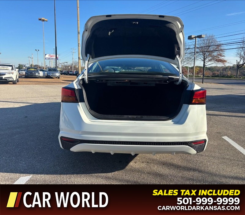 Nissan Altima Vehicle Full-screen Gallery Image 5