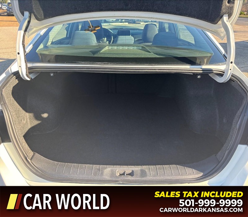 Nissan Altima Vehicle Full-screen Gallery Image 6