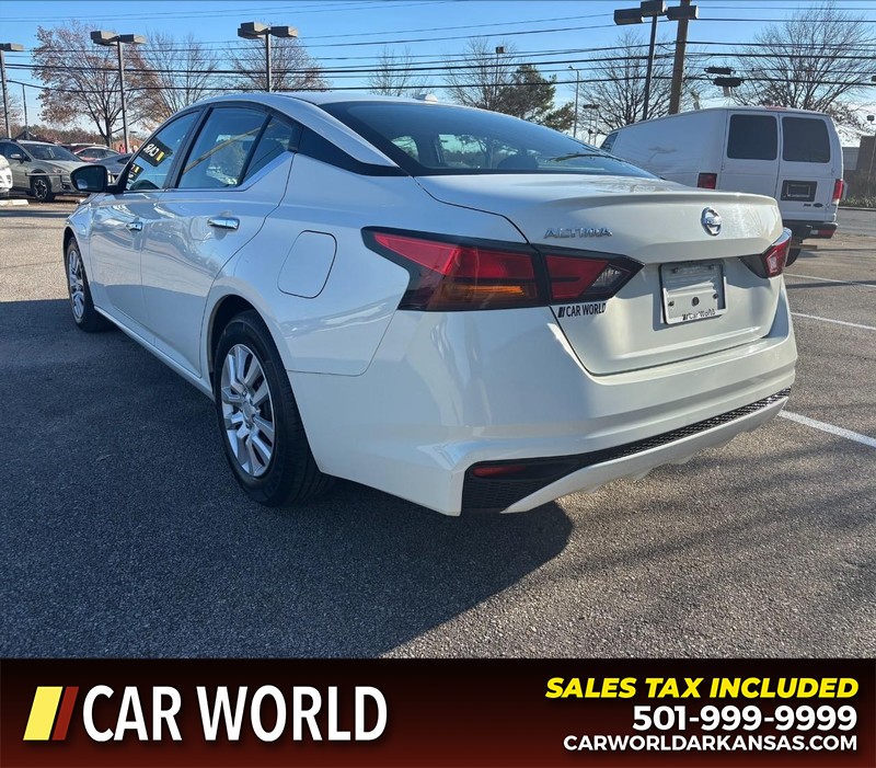 Nissan Altima Vehicle Full-screen Gallery Image 7