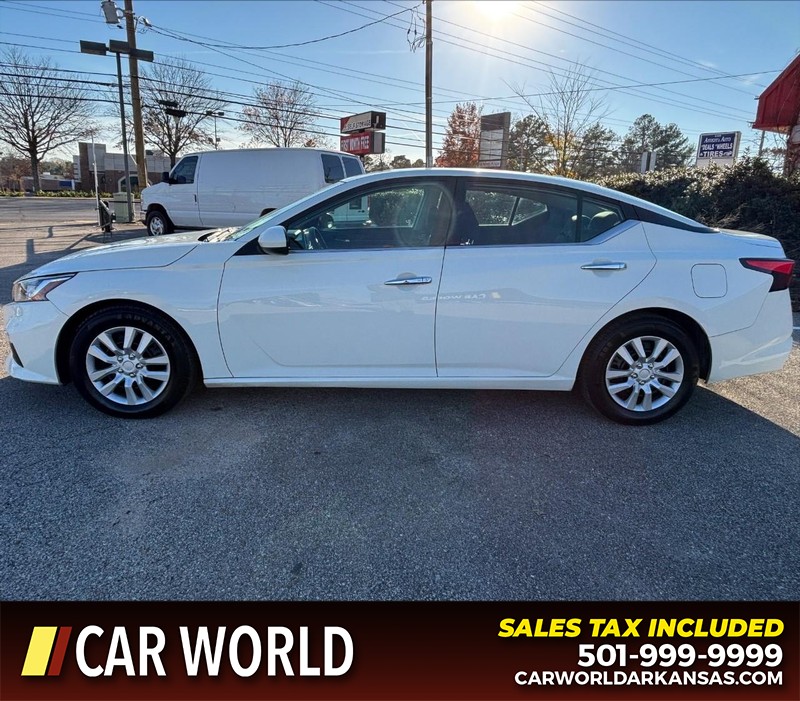 Nissan Altima Vehicle Full-screen Gallery Image 8