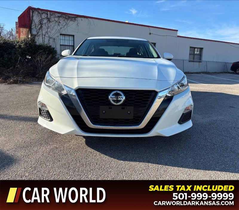 Nissan Altima Vehicle Full-screen Gallery Image 10