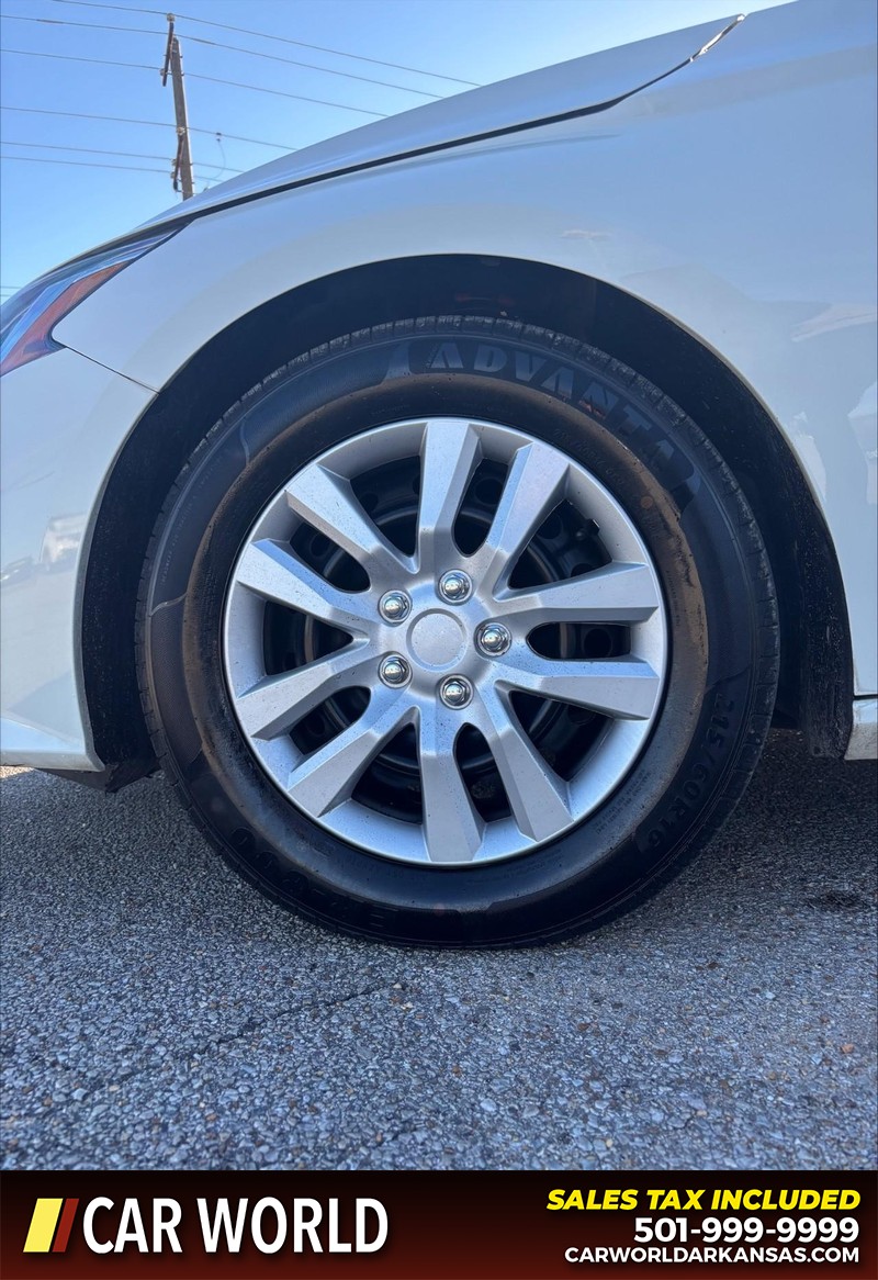 Nissan Altima Vehicle Full-screen Gallery Image 11