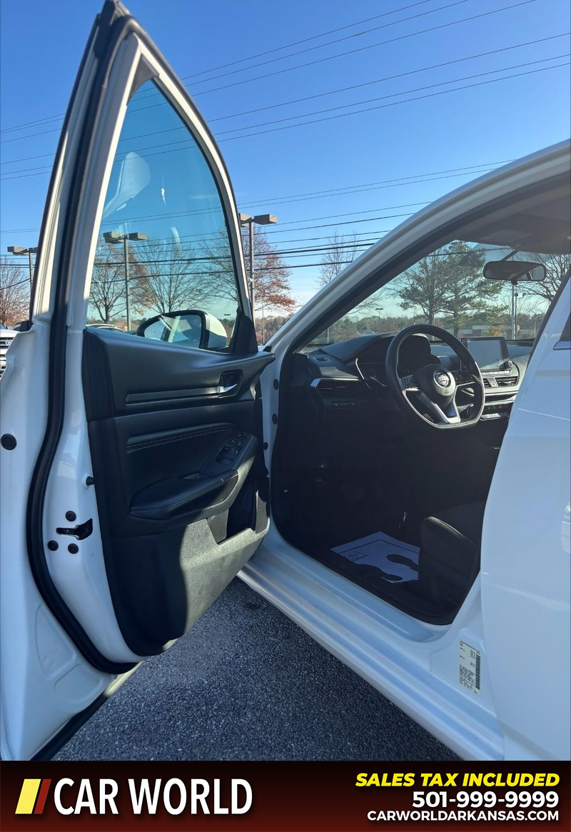 Nissan Altima Vehicle Full-screen Gallery Image 12