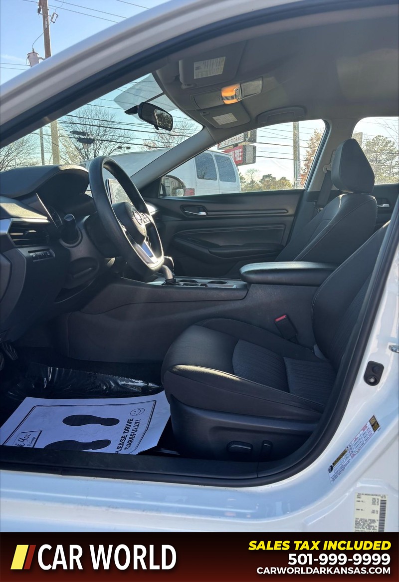 Nissan Altima Vehicle Full-screen Gallery Image 13