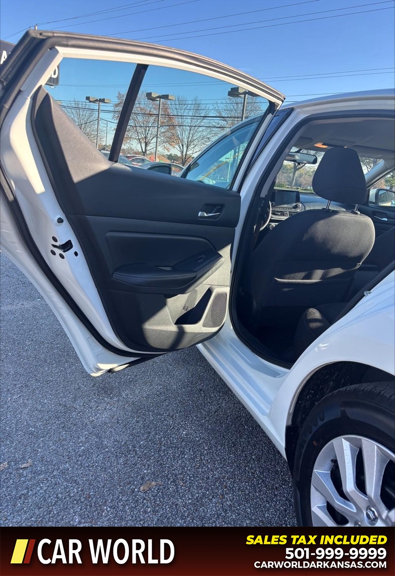 Nissan Altima Vehicle Full-screen Gallery Image 14