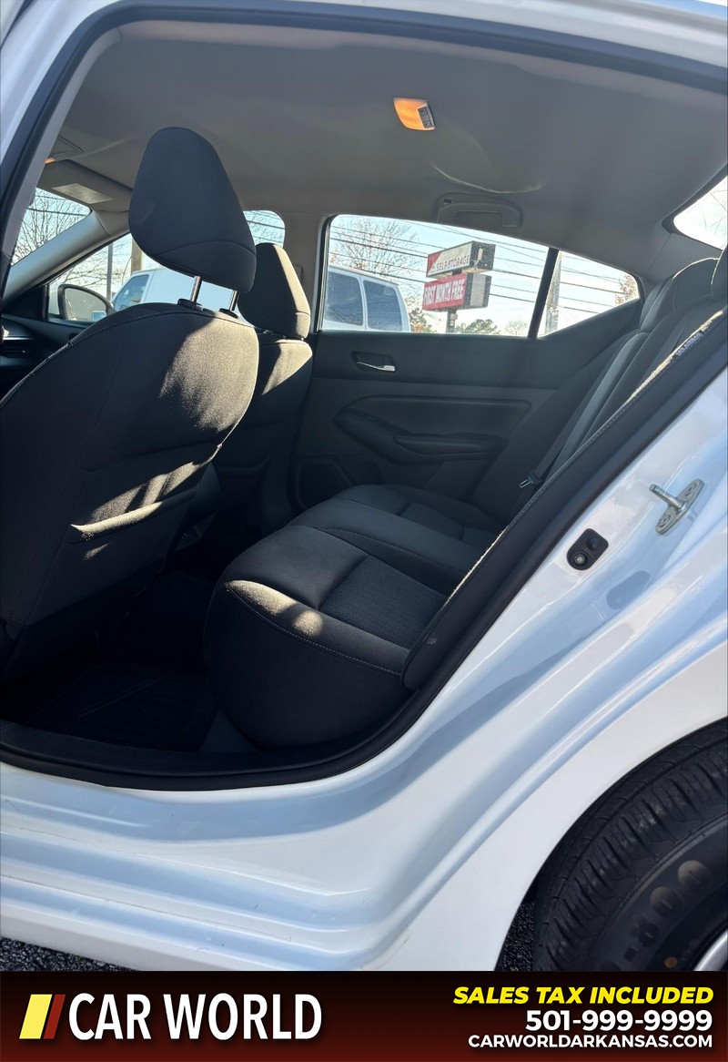 Nissan Altima Vehicle Full-screen Gallery Image 15