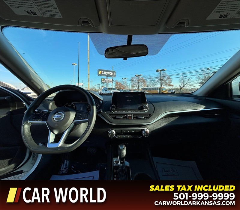 Nissan Altima Vehicle Full-screen Gallery Image 16