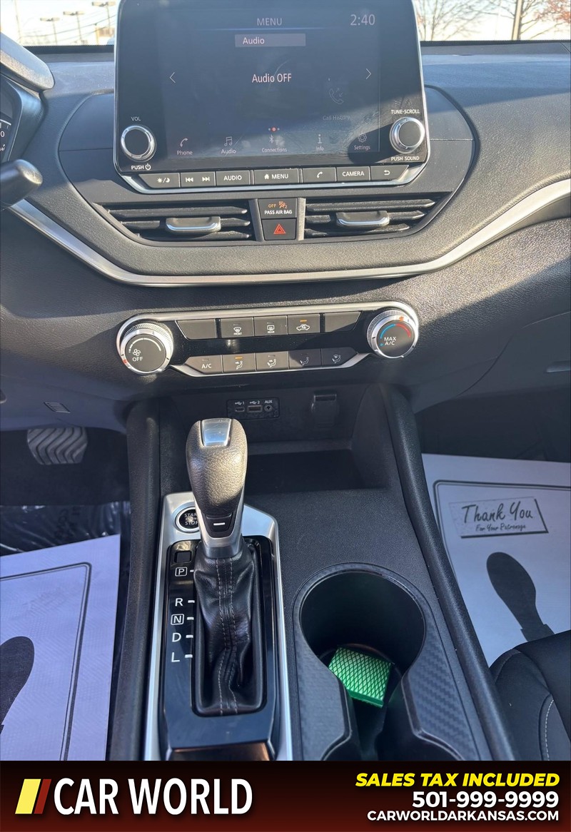 Nissan Altima Vehicle Full-screen Gallery Image 17