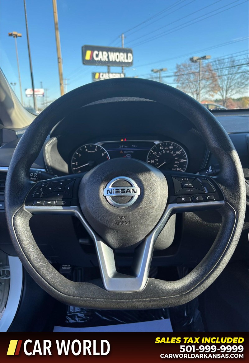 Nissan Altima Vehicle Full-screen Gallery Image 19