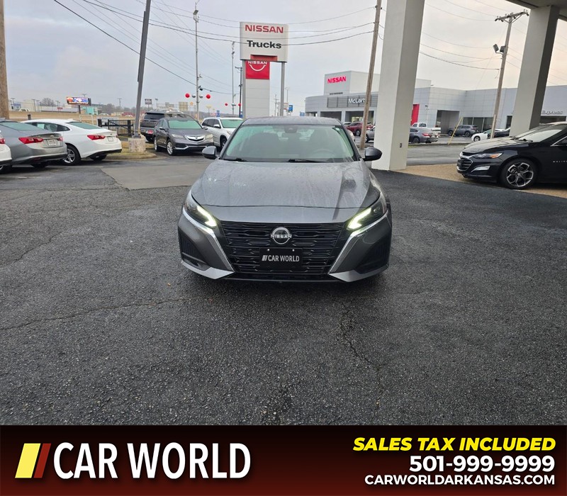 Nissan Altima Vehicle Full-screen Gallery Image 2