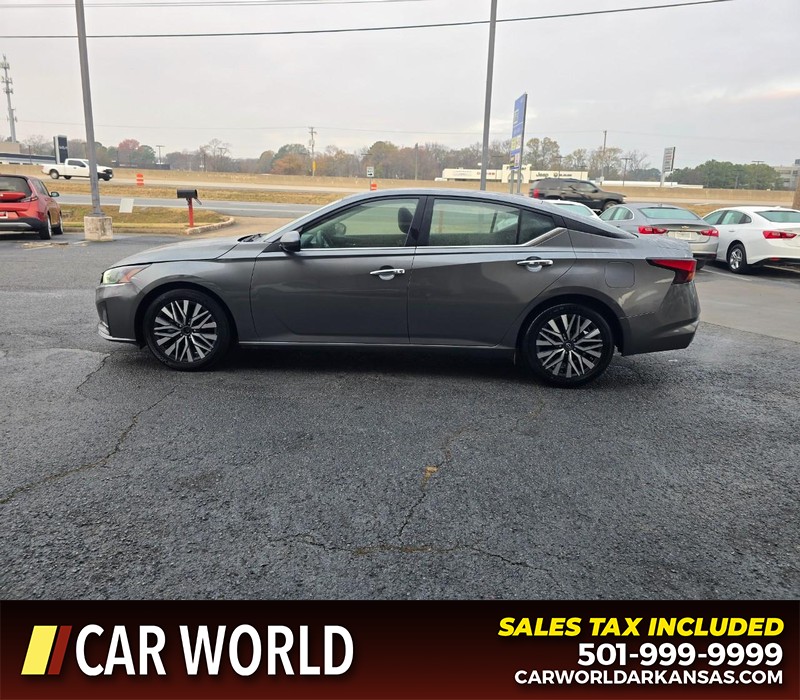 Nissan Altima Vehicle Full-screen Gallery Image 4