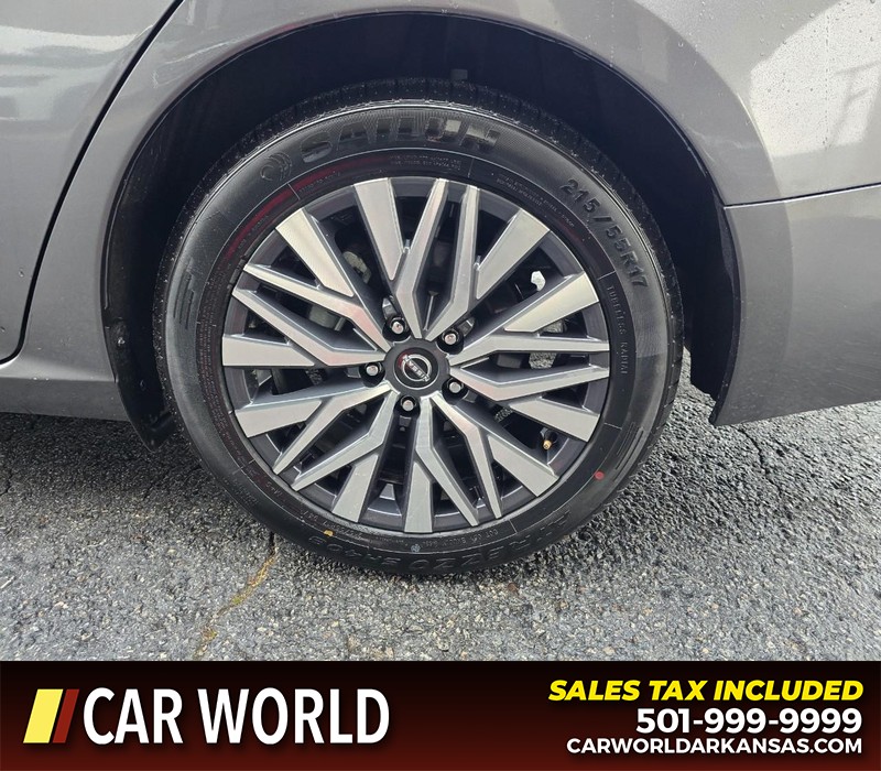 Nissan Altima Vehicle Full-screen Gallery Image 6