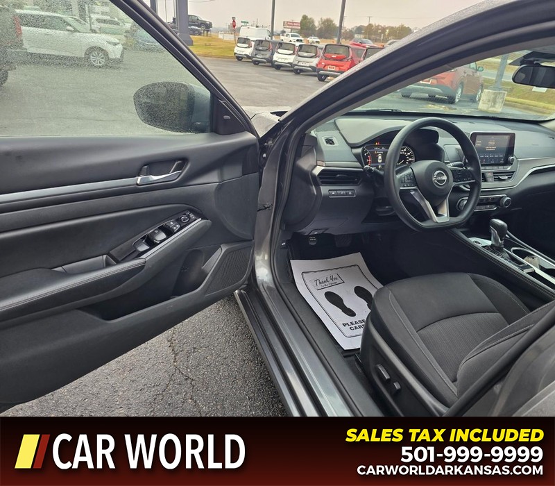 Nissan Altima Vehicle Full-screen Gallery Image 7