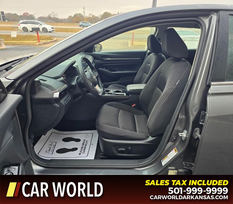 Nissan Altima Vehicle Full-screen Gallery Image 8