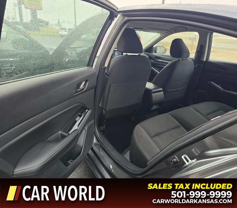 Nissan Altima Vehicle Full-screen Gallery Image 9