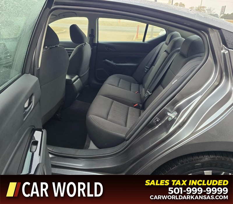 Nissan Altima Vehicle Full-screen Gallery Image 10