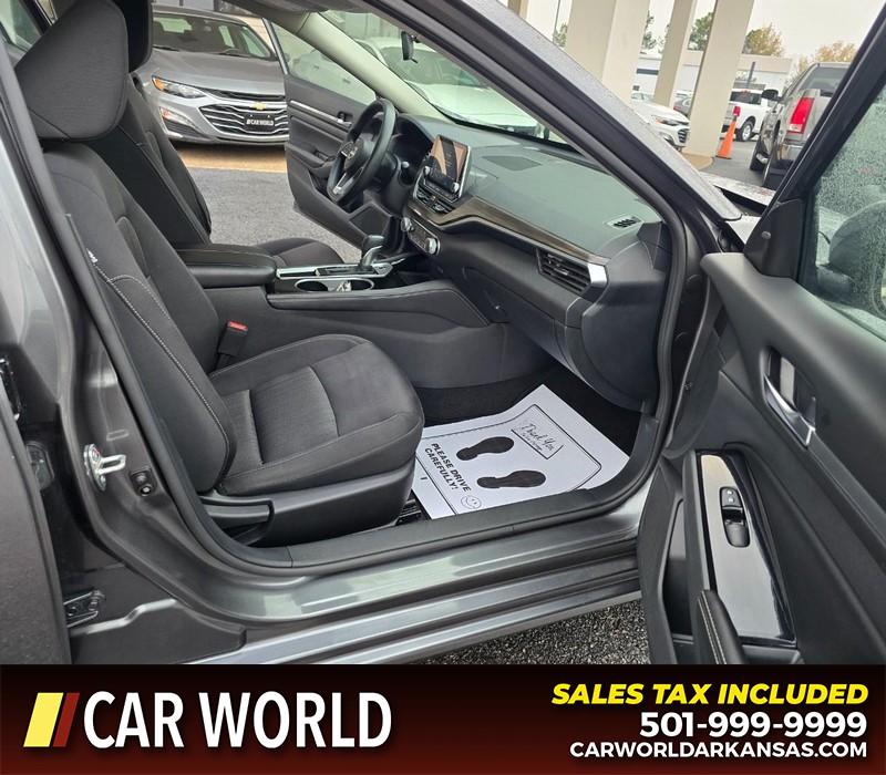 Nissan Altima Vehicle Full-screen Gallery Image 11