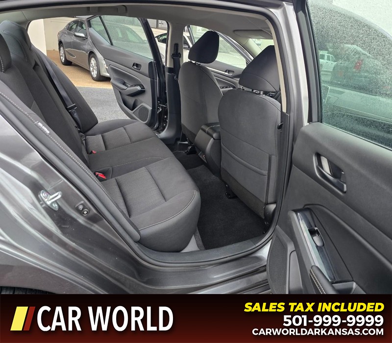 Nissan Altima Vehicle Full-screen Gallery Image 12