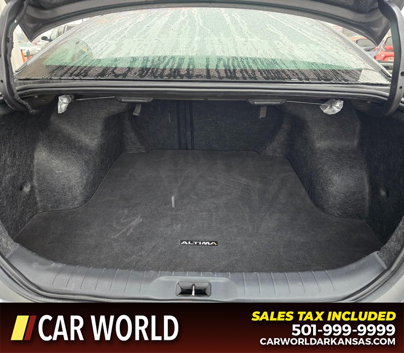 Nissan Altima Vehicle Full-screen Gallery Image 13