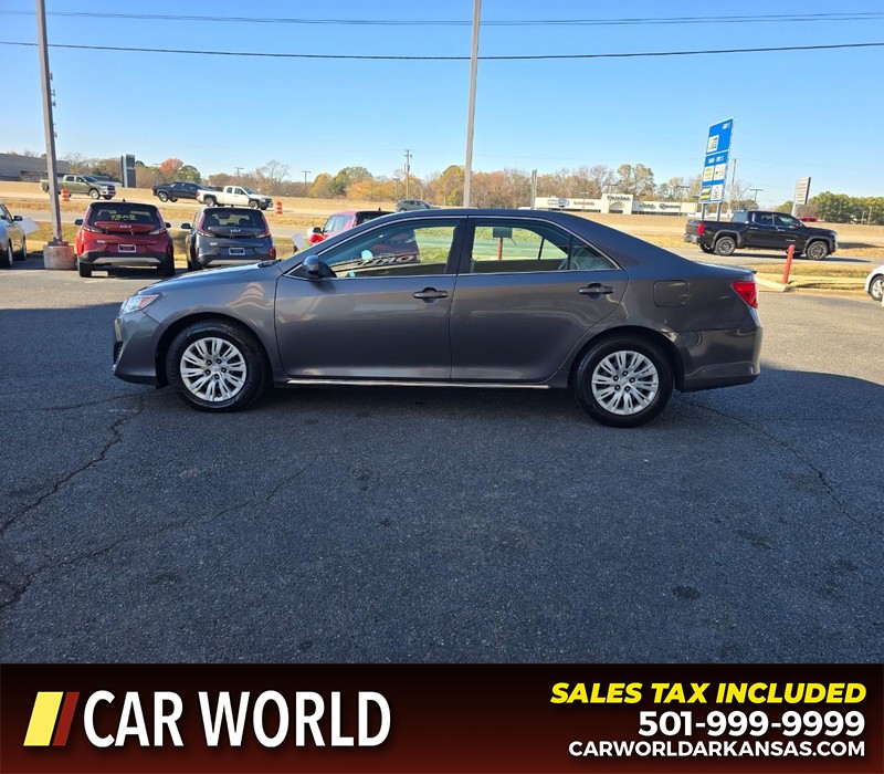 Toyota Camry Vehicle Full-screen Gallery Image 4