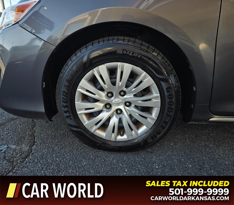 Toyota Camry Vehicle Full-screen Gallery Image 6