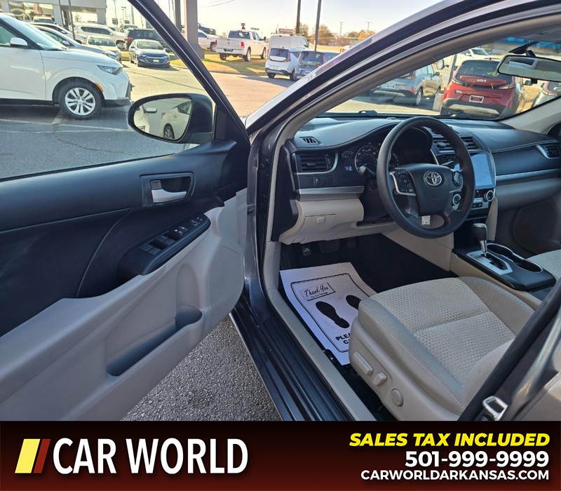 Toyota Camry Vehicle Full-screen Gallery Image 7