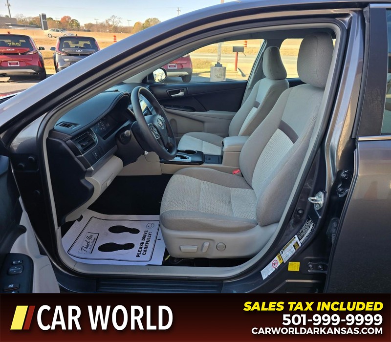 Toyota Camry Vehicle Full-screen Gallery Image 8