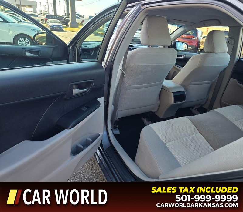 Toyota Camry Vehicle Full-screen Gallery Image 9
