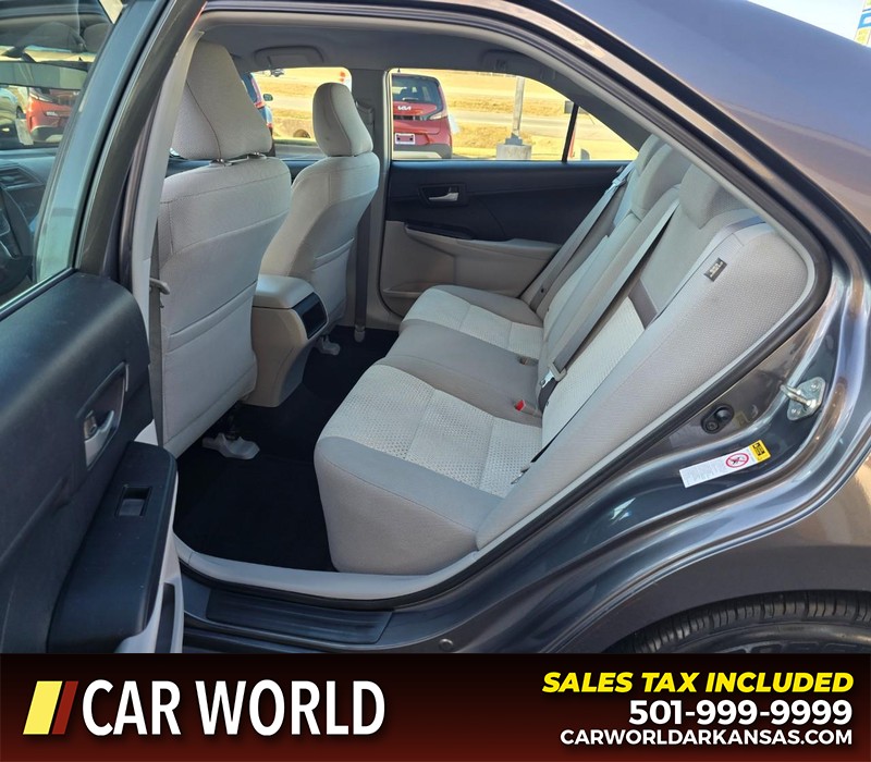 Toyota Camry Vehicle Full-screen Gallery Image 10