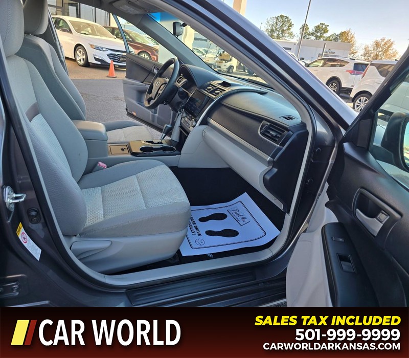 Toyota Camry Vehicle Full-screen Gallery Image 11