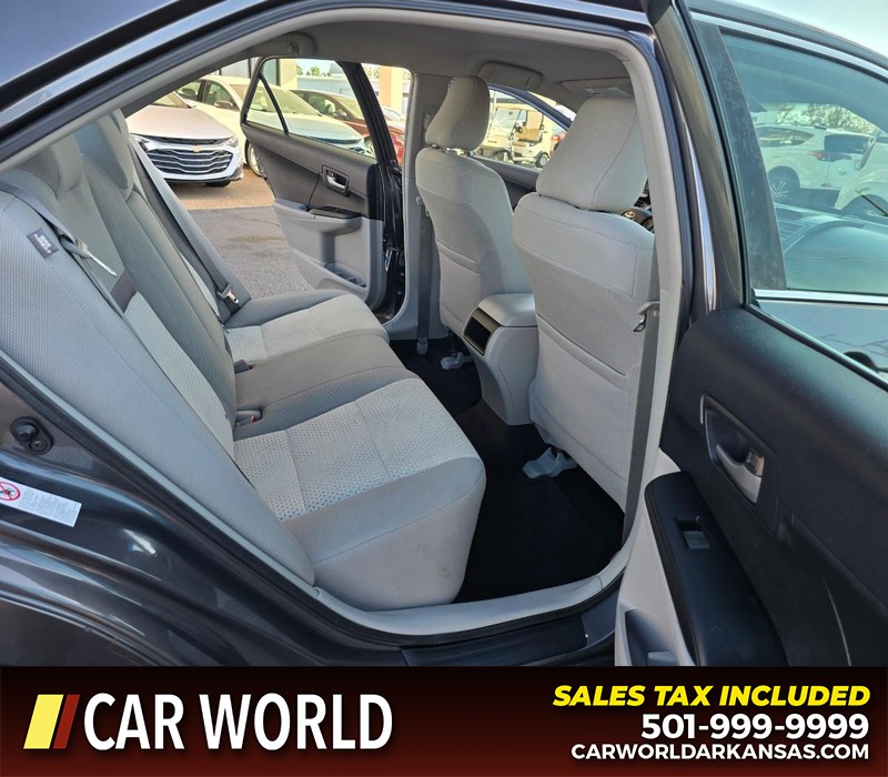 Toyota Camry Vehicle Full-screen Gallery Image 12