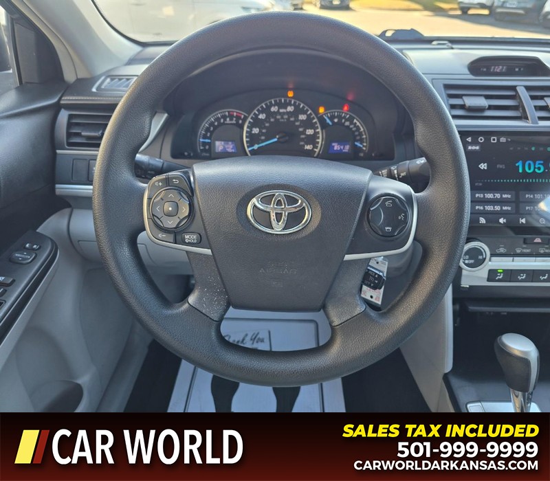 Toyota Camry Vehicle Full-screen Gallery Image 15