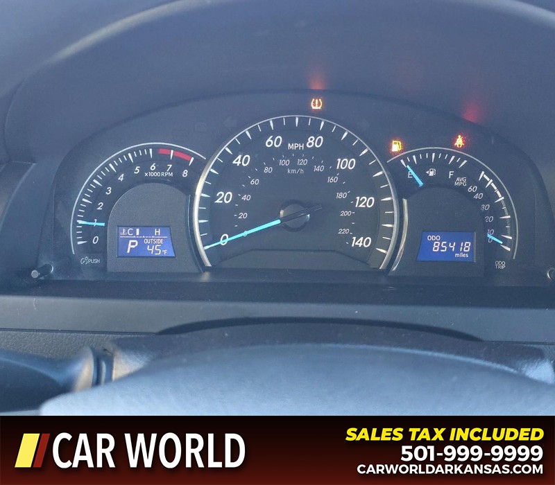 Toyota Camry Vehicle Full-screen Gallery Image 17