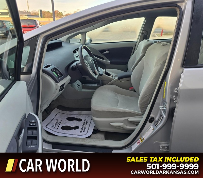 Toyota Prius Vehicle Full-screen Gallery Image 8