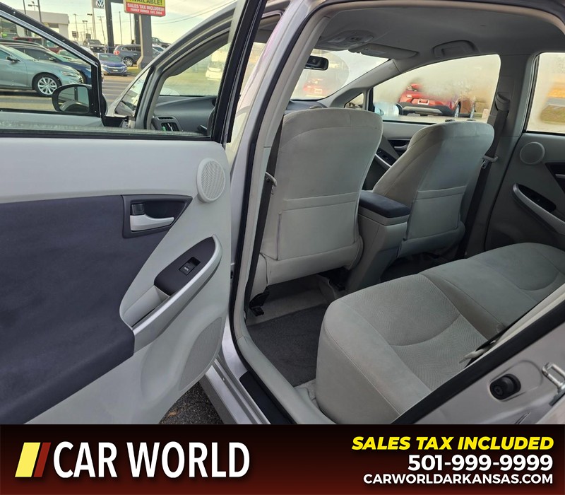 Toyota Prius Vehicle Full-screen Gallery Image 9