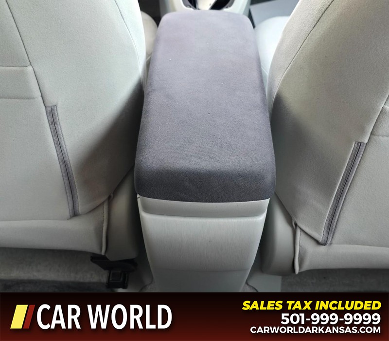 Toyota Prius Vehicle Full-screen Gallery Image 19