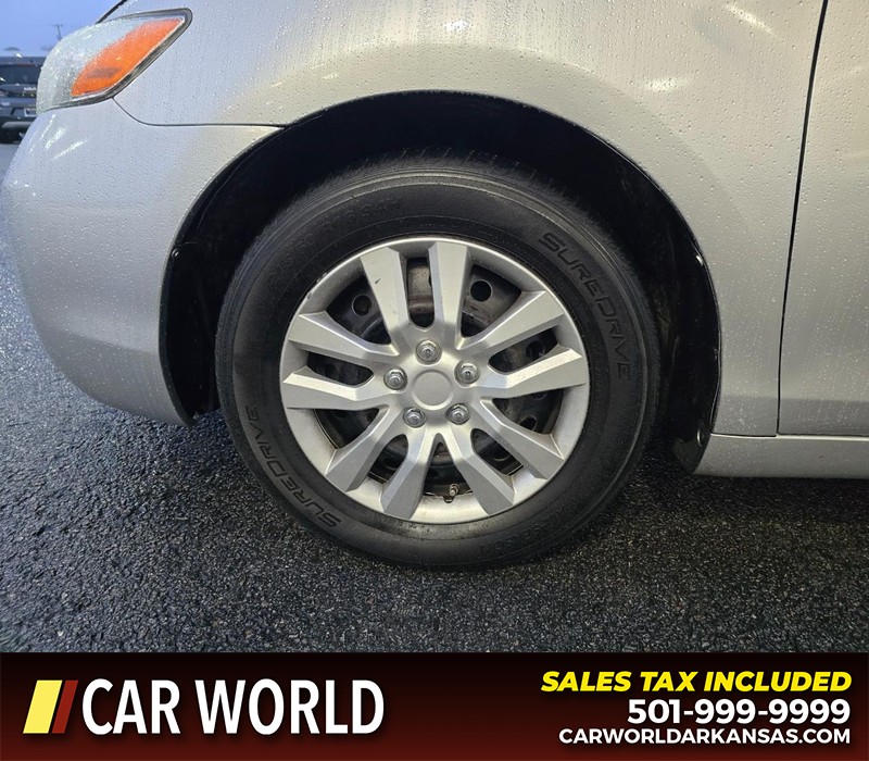 Toyota Camry Vehicle Full-screen Gallery Image 6