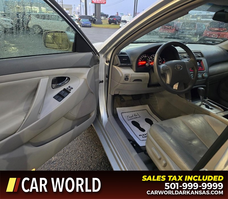 Toyota Camry Vehicle Full-screen Gallery Image 7